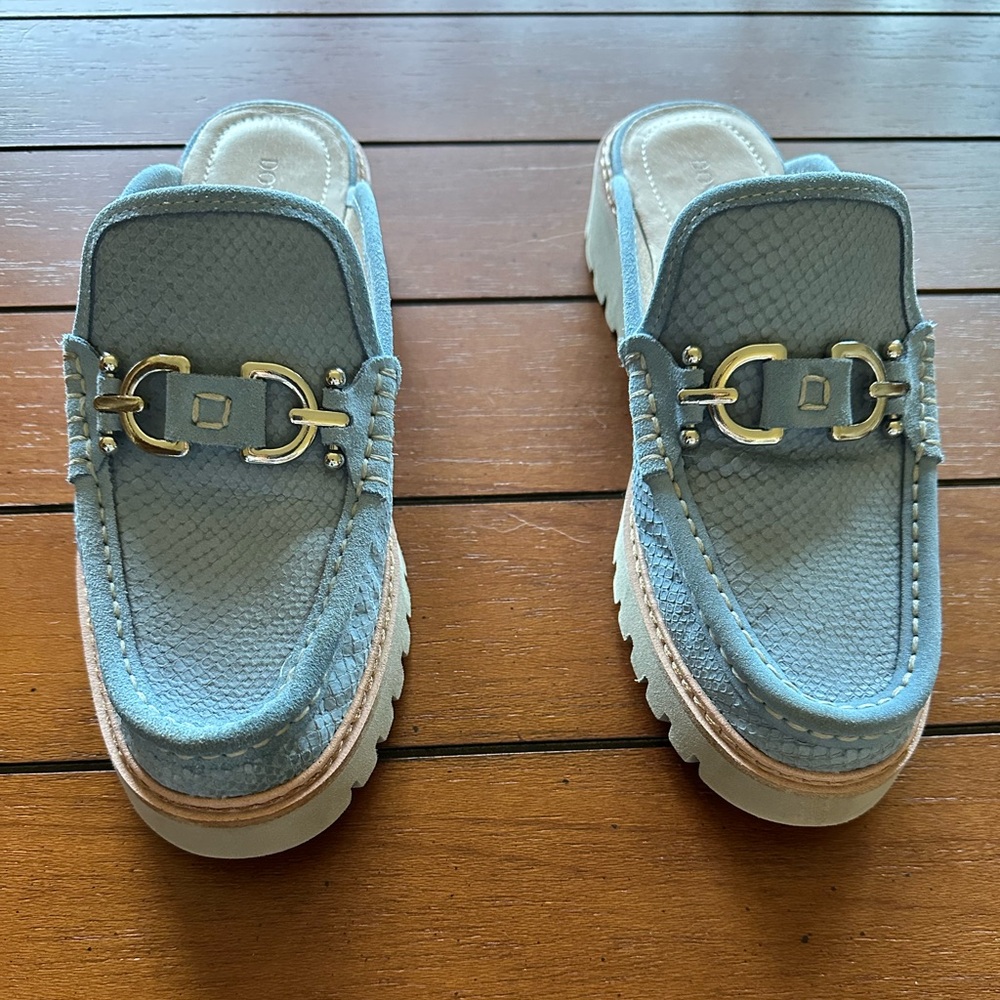 NWOT Donald Pliner leather mule
Beautiful light blue suede with silver accent